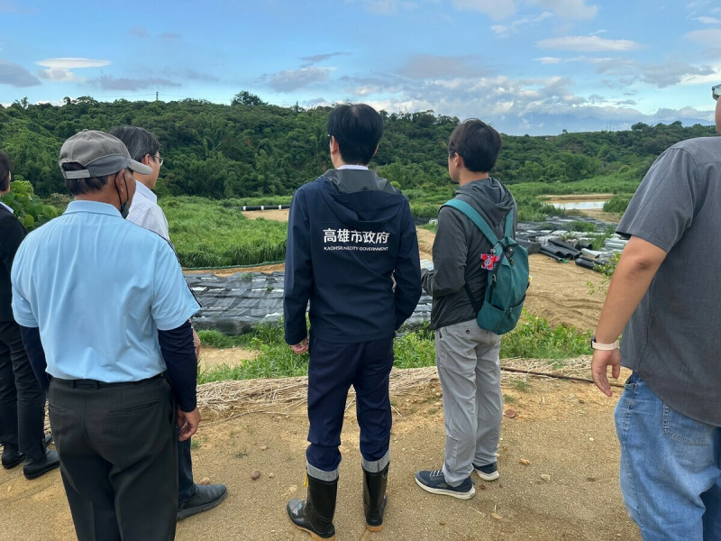 陳其邁會勘時指示整體改善作業須再加快腳步,確保下游和山地區居民的安全。 圖:高雄市水利局/提供