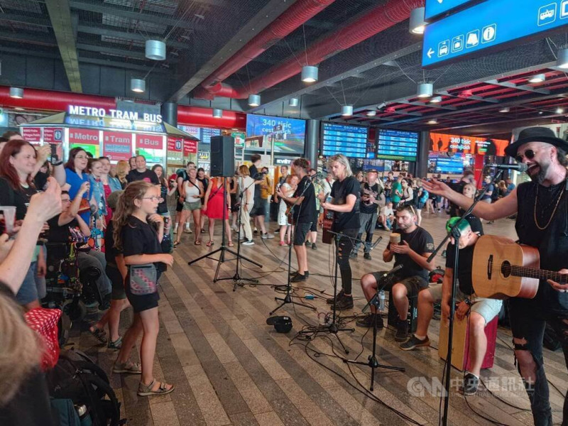 捷克4日突發大規模停電，大批旅客滯留布拉格火車總站。等待期間，有搖滾樂團在大廳即興演出，吸引滯留旅客觀賞合唱，現場氣氛歡樂，未見混亂與抱怨。   