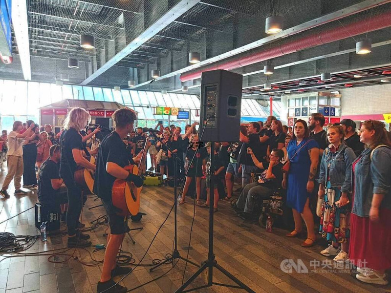 捷克4日發生大規模停電,大批旅客滯留布拉格火車總站。一支搖滾樂團在大廳演奏,吸引不少滯留旅客駐足圍觀,隨節奏搖擺合唱。