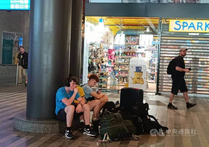 捷克4日中午突發大規模停電,導致捷克境內與前往國外的列車嚴重延誤,使得旅客滯留布拉格火車總站。