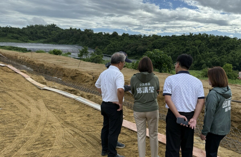 邱議瑩(左二)要求水利局一個月內完成水保計劃,並加速周圍植生復原。 圖:邱議瑩辦公室/提供