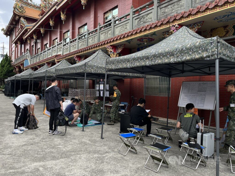 「漢光41號」實兵演習將於9日至18日舉行，其中陸軍第六軍團206旅為全旅動員教召，5日有300人在桃園市龜山區樂善寺進行報到。   