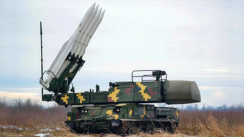 烏軍原來裝備的蘇聯遺產:9K37「山毛櫸」-M1履帶式自行地對空導彈系統,所配用的9M38導彈的庫存量早已經見底。 圖:翻攝自 騰訊新聞/溪畔茗談 烏軍原來裝備的蘇聯遺產:9K37「山毛櫸」-M1履帶式自行地對空導彈系統,所配用的9M38導彈的庫存量早已經見底。 圖:翻攝自 騰訊新聞/溪畔茗談