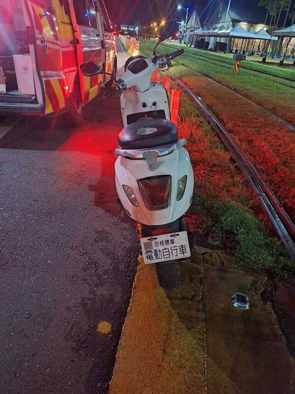 高雄李姓男子4日晚間騎乘電動二輪車行經鼓山區一處輕軌路口，擦撞輕軌灑水圓筒後自摔輕傷，警方依過失妨害舟車行駛安全罪、公共危險罪送辦。（高雄市鼓山警分局提供）中央社記者洪學廣傳真  114年7月5日   