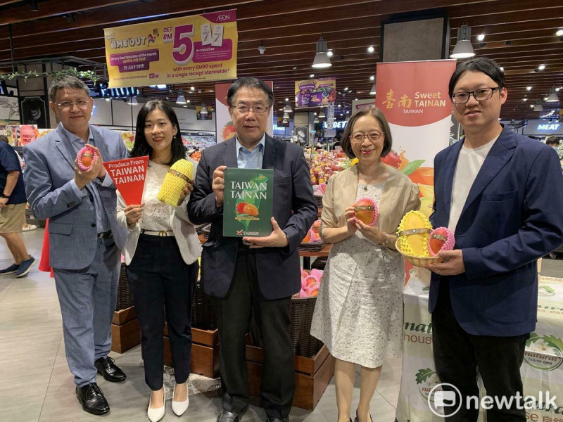 台南市長黃偉哲在馬來西亞記者會上宣布台南再次與當地大型連鎖超市業者合作，讓大馬消費者今年一樣可以品嘗到台南新鮮直送的甜蜜滋味，台南芒果再次席捲大馬市場。   圖：台南市政府/提供
