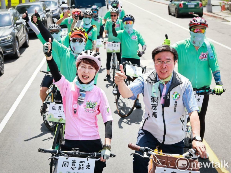 妃妃鐵馬隊與剷除黑芯罷團志工、民進黨台北市黨部主委張茂楠合體，在吳興商圈的路口宣講，並且走進菜市場向選民拜託一定要在7月26日站出來投下同意罷免民主的選票，把握時間分進合擊。   圖：陳亭妃服務處/提供