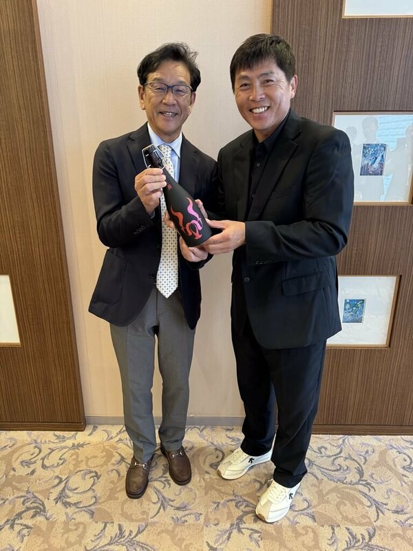 中華職棒味全龍隊5日表示，球團赴日本進行參訪行程，與北海道日本火腿鬥士隊團隊進行交流，龍隊總教練葉君璋（右）與火腿隊首席棒球總管（CBO）栗山英樹（左）相見歡。（味全龍隊提供）中央社記者楊啟芳傳真  114年7月5日   