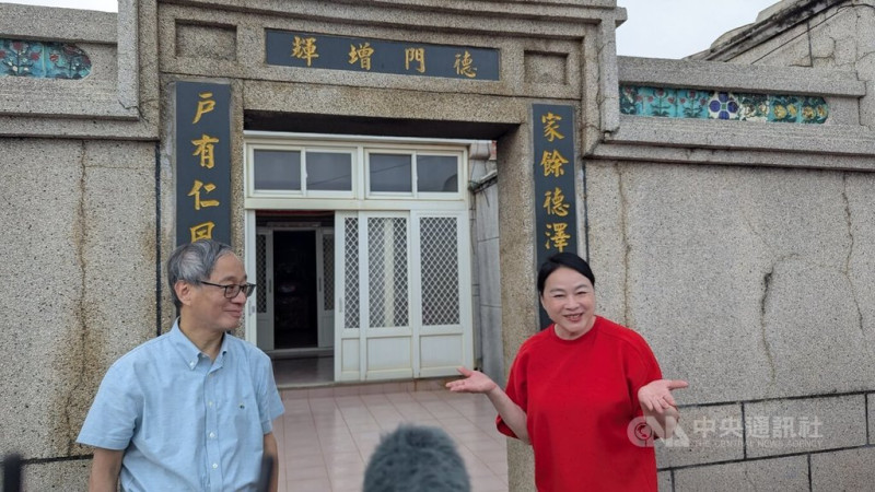 文化部長李遠（左）邀請影后陸小芬（右）造訪澎湖，為百大文化基地「名人路線」打頭陣，並重回陸小芬出演電影「桂花巷」拍攝場地。中央社記者王寶兒攝  114年7月5日   