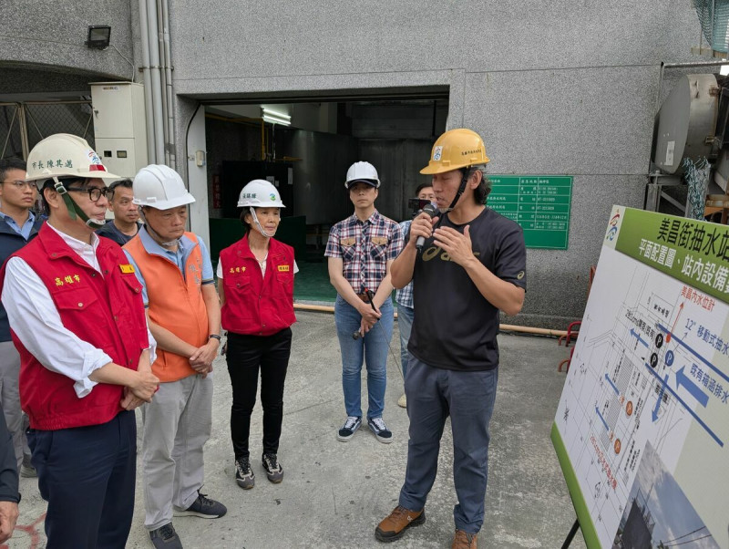 陳其邁(左)視察楠梓區右昌抽水站防汛整備情形。   圖：高雄市水利局/提供