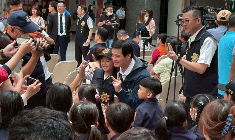 林炎田(中)展現親和力,與小小警消合影。 圖:高雄市政府警察局/提供