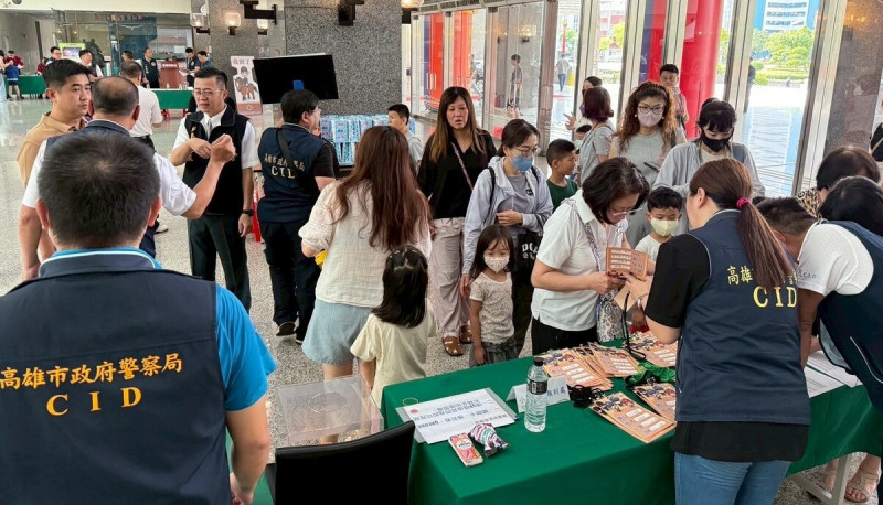 現場透過闖關遊戲寓教於樂,傳達犯罪預防宣導觀念。 圖:高雄市政府警察局/提供