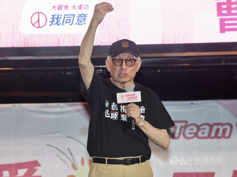 反共護台志工聯盟5日晚間在立法院外舉行「罷免是愛．反共護台晚會」，聯電創辦人曹興誠（圖）也到場向群眾說明支持罷免理由，呼籲民眾同意罷免。   圖：中央社提供