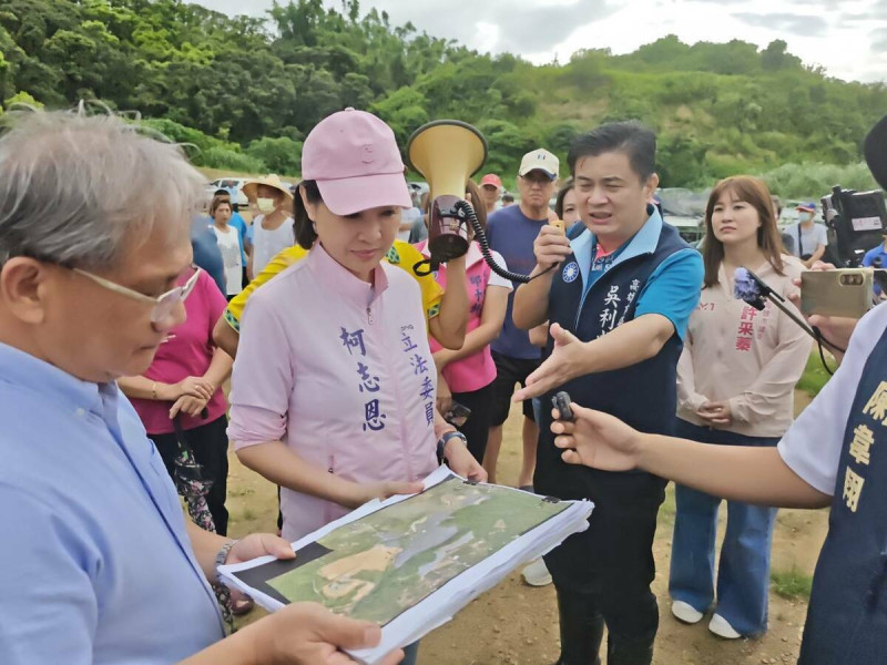 柯志恩(左二)聽取官員報告颱風防汛整備情形。 圖:柯志恩辦公室/提供