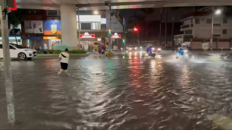 大雨造成台中文心路、台灣大道、漢口路、逢甲夜市、大墩路等多處淹水。   圖：翻攝threads