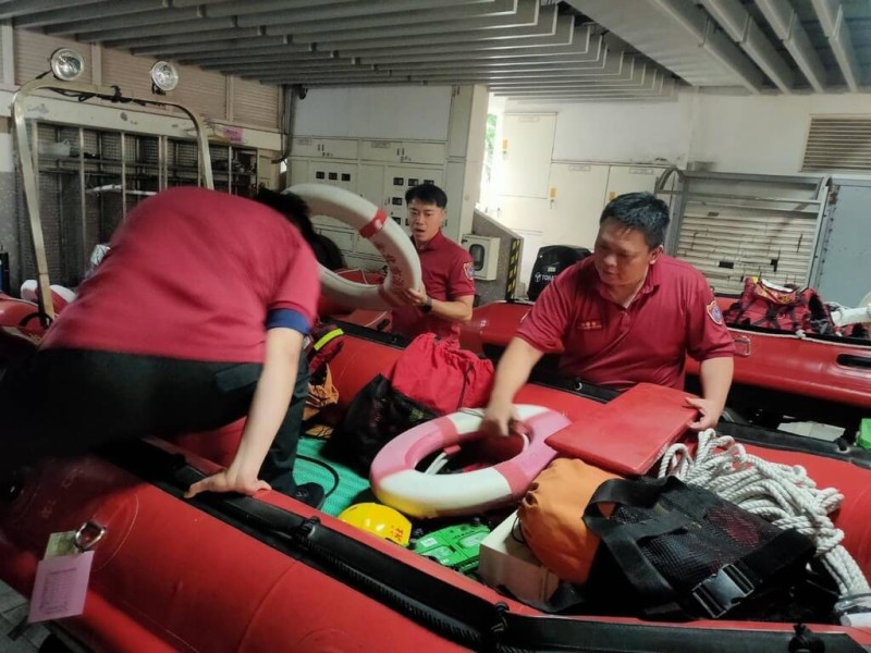 颱風丹娜絲6日已增強為中颱，台北市消防局呼籲，民眾應進行各項防颱整備及應變工作，風雨顯著期間避免外出、到山區或沿海從事旅遊活動，以防止危險。（台北市消防局提供）中央社記者黃麗芸傳真  114年7月6日   