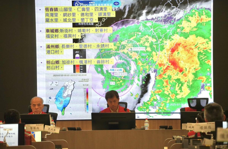 黃國榮(中)主持屏東縣政府丹娜絲颱風第一次工作會報。   圖：屏東縣政府/提供