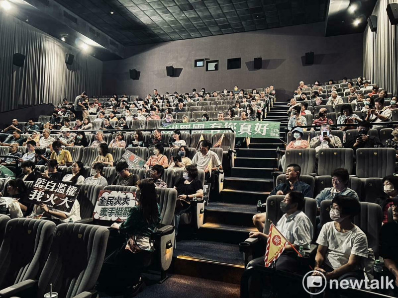 立委王定宇在南紡威秀影城，以包場方式邀集200餘位鄉親同賞「看不見的國家」，許多鄉親拿著各式各樣標語、旗幟進場，為反共護台大罷免行動加油，他相信這部電影將給國人帶來啓示，為大罷免行動增添更多的柴火。   圖：王定宇服務處提供
