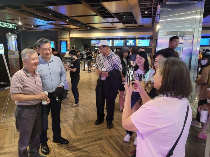 立委王定宇以包場方式邀集200餘位鄉親同賞「看不見的國家」,地方鄉親爭相與他合照。 圖:王定宇服務處提供