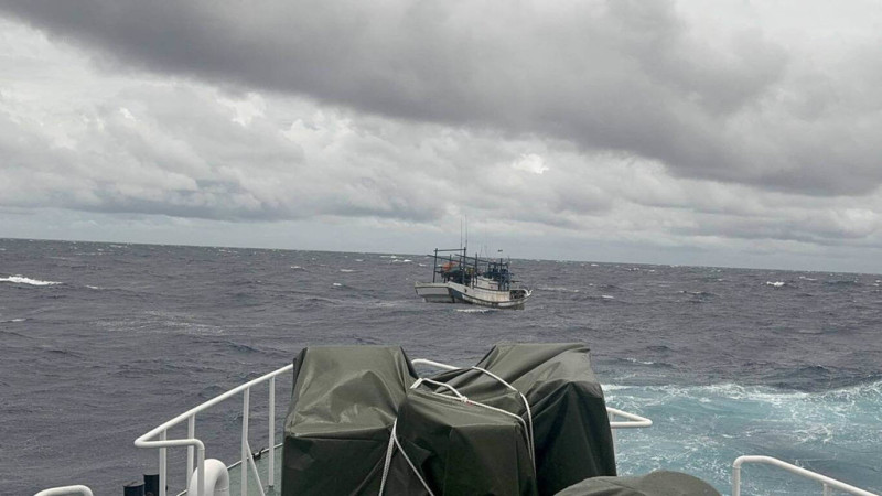 海巡署艦隊分署蘇澳海巡隊6日上午接獲通報，漁船「福順86」於宜蘭蘇澳東北方23浬處失去動力，主機無法正常啟動，經多次嘗試修復後恢復動力，在巡防艇戒護下，預計晚間返抵南方澳漁港。（蘇澳海巡隊提供）中央社記者王朝鈺傳真  114年7月6日   