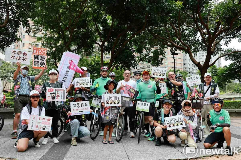 「妃妃鐵馬隊」先後與「新北大刪元」、「新店拔羅波」「倫刪立舒、無獻清林」 「罷洪刻不容楷」、「齊心斷翔」等罷團一起進行騎行宣講。   圖：陳亭妃服務處提供