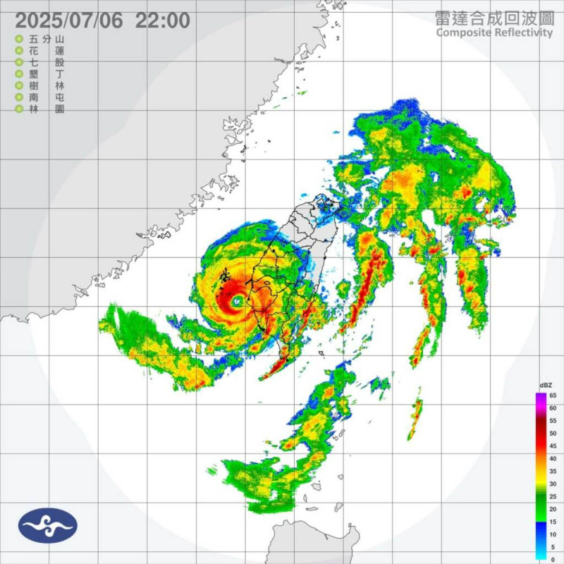 颱風丹娜絲6日晚間10時雷達合成回波圖。（圖取自中央氣象署網頁cwa.gov.tw）   