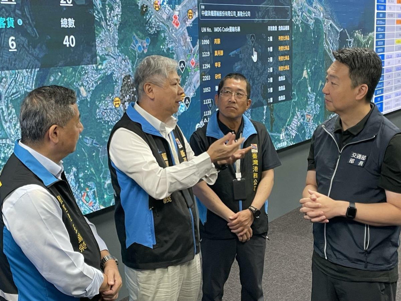 陳世凱(右)聽取港務公司說明所轄商港營運狀況及防颱應變處置作為。   圖：台灣港務公司/提供