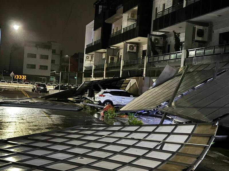嘉義市住宅的遮雨棚被吹垮。   擷取自臉書社團嘉義綠豆大小事
