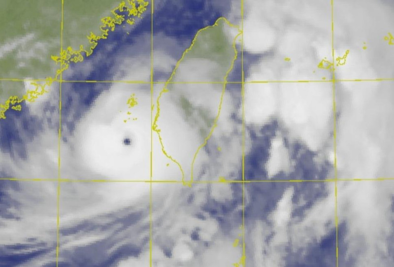 丹娜絲颱風在6日晚間23點40分從嘉義布袋登陸，雲嘉南地區多處飆出歷史級別狂風。   圖：中央氣象署