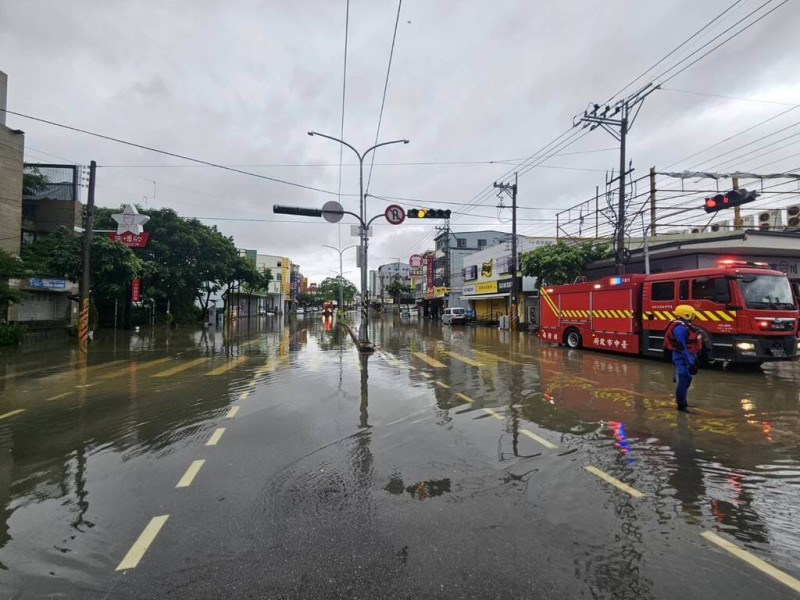 颱風丹娜絲來襲，台中7日凌晨至上午降雨不斷，造成多處道路積淹水，雨勢趨緩後已消退。（民眾提供）中央社記者蘇木春傳真  114年7月7日   