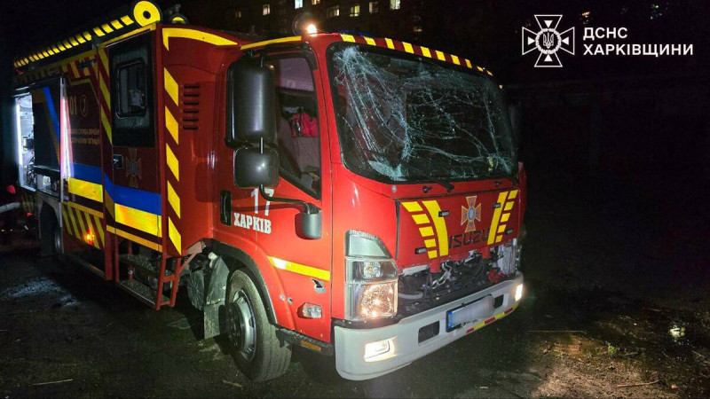 類似事件也發生在東北部城市哈爾科夫。當地在夜間遭遇無人機襲擊並引發火災,救援人員抵達現場後亦遭遇第二波打擊,所幸並無人員傷亡。 圖:翻攝自X帳號@nexta_tv 類似事件也發生在東北部城市哈爾科夫。當地在夜間遭遇無人機襲擊並引發火災,救援人員抵達現場後亦遭遇第二波打擊,所幸並無人員傷亡。 圖:翻攝自X帳號@nexta_tv