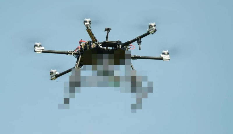 烏軍則靠小型工廠量產殺傷型無人機,並測試新型具雷射導引能力的反裝甲無人機,展現快速回應能力。 圖:翻攝自X帳號@Israelwaronhama