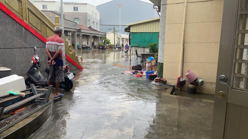 旗津區上竹里天亮後積水仍未退完。   圖：高雄市水利局/提供