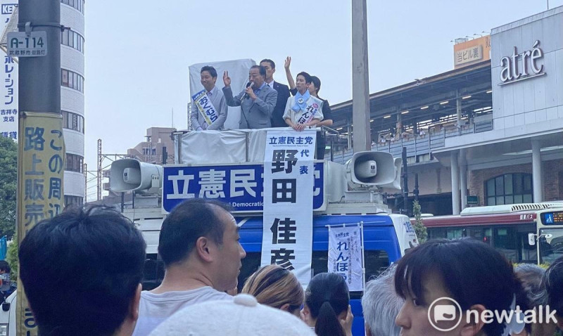 第二大在野黨的立憲民主黨雖然可能微增議席,但慎防善於SNS戰的國民民主黨奪走選票,圖為曾任首相的黨魁野田佳彥6日與蓮舫在東京吉祥寺前的政見發表會。 圖:劉黎兒攝