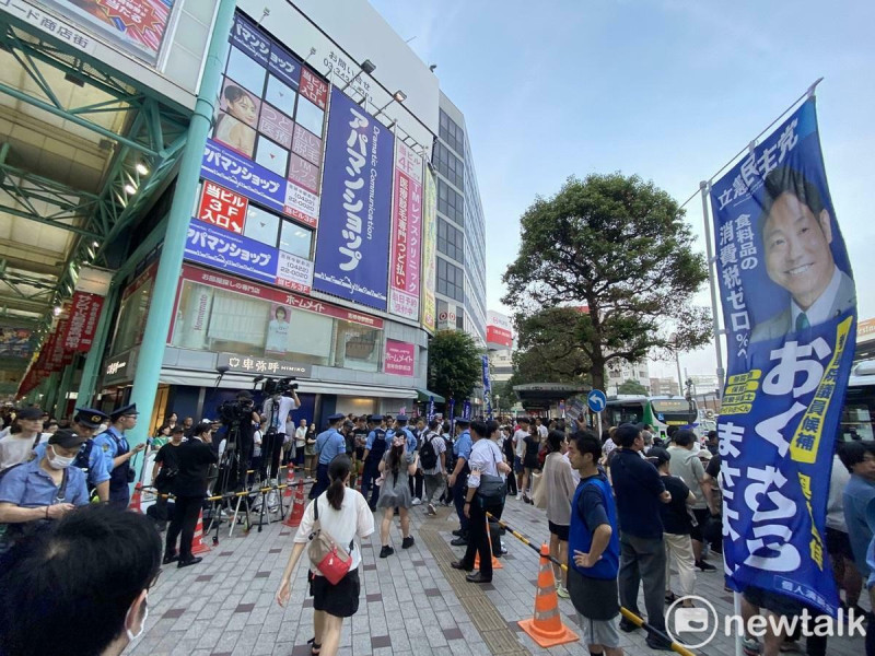 因為有安倍選舉站台遭襲擊死亡前例,這次戒備森嚴,除了石破穿防彈背心外,曾任首相的野田佳彥的站台也是出動數十名警備公安人員來護衛,接近的位置需要作行李檢查。 圖:劉黎兒攝 因為有安倍選舉站台遭襲擊死亡前例,這次戒備森嚴,除了石破穿防彈背心外,曾任首相的野田佳彥的站台也是出動數十名警備公安人員來護衛,接近的位置需要作行李檢查。 圖:劉黎兒攝