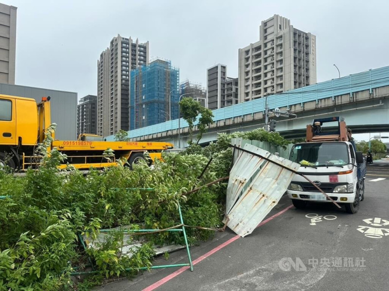 受到颱風丹娜絲影響,新北市五股區新城一路一處圍籬鐵皮7日上午倒塌,幸無人受傷。(翻攝照片)中央社記者趙敏雅傳真 114年7月7日