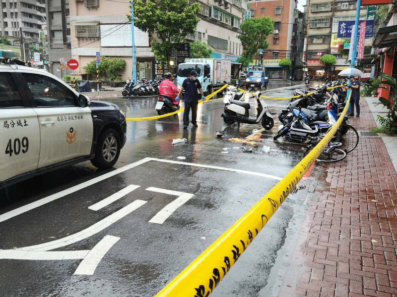 新北市土城區7日上午11時發生駭人的兇殺命案,46歲謝姓男子疑似與妻子發生嚴重口腳,當街砍殺自己的妻子以及小姨子 圖:翻攝自記者爆料網臉書
