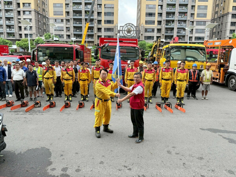 高市府授旗啟動支援嘉義救災機制。   圖：高雄市政府／提供