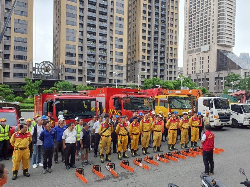 嘉義救災支援隊出發前接受檢閱。 圖:高雄市政府/提供