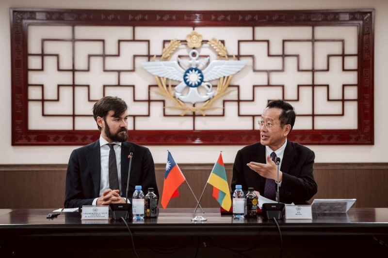 國防部長顧立雄7日接見立陶宛國會友臺小組訪團，雙方就深化臺立國防交流進行意見交換。   圖：國防部／提供