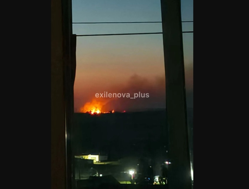 烏軍於當地時間 5 日接連對俄軍的鮑里索格列布斯克空軍基地以及恩格斯空軍基地發動襲擊，對俄軍造成巨大的損失。圖為鮑里索格列布斯克空軍基地遇襲後起火燃燒。   圖：翻攝自 騰訊網 零度 Military