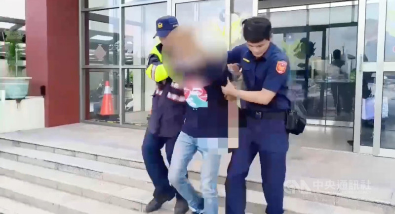新北市土城區7日上午發生當街殺人案,謝姓男子持刀砍妻子、小姨子,2人身中多刀,當場沒有呼吸心跳,送醫不治。警方下午在彰化縣伸港鄉將謝男緝捕到案,帶返警局詢問,釐清犯案動機。(翻攝照片)中央社記者趙敏雅傳真 114年7月7日