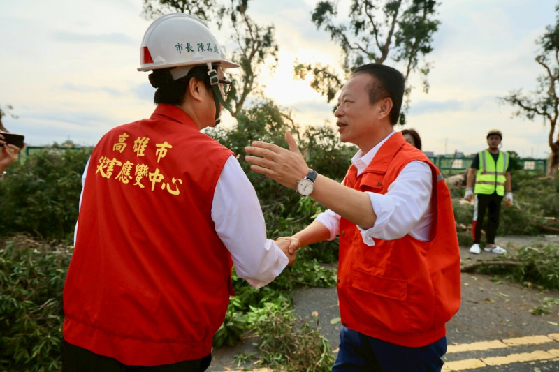 翁章梁(右)感謝陳其邁(左)與高雄市義無反顧提供援助。   圖：高雄市政府/提供