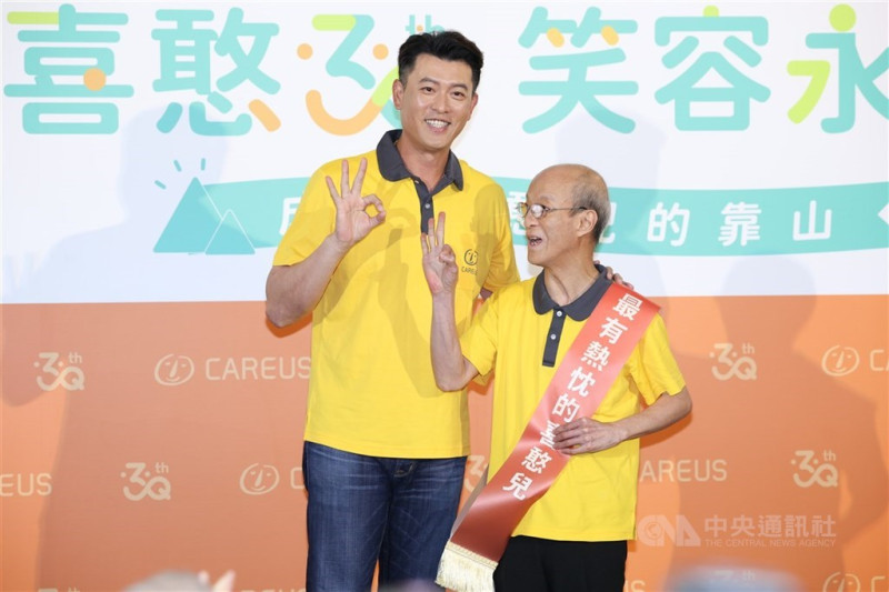 中華職棒中信兄弟投手教練王建民（左）擔任喜憨兒基金會30週年公益大使，7日下午在台北出席記者會，頒獎表揚憨兒資深員工。中央社記者謝佳璋攝  114年7月7日   