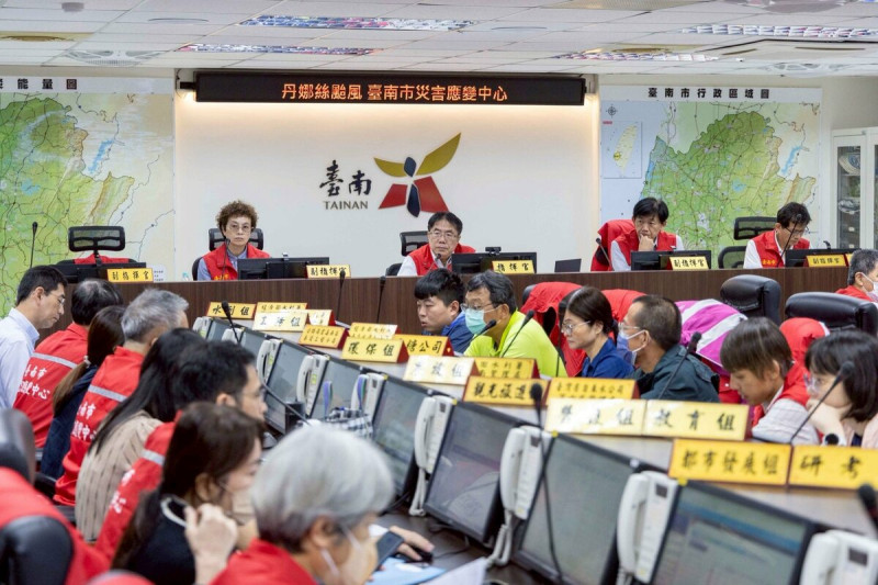 黃偉哲表示，希望大家彼此體諒風災所帶來的不便，會用全力來儘速恢復市容與電力供應，讓市民回歸正常的生活。   圖：翻攝黃偉哲臉書