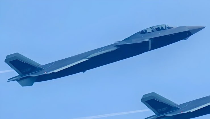 中國人民解放軍空軍近日已正式列裝全球首架雙座第五代隱形戰鬥機殲-20S，並部署至河北省滄州的第 172 航空旅，該旅亦是中國空軍的重要高級訓練與戰鬥預備部隊。   圖:翻攝自X帳號@NiKiTa_32156
