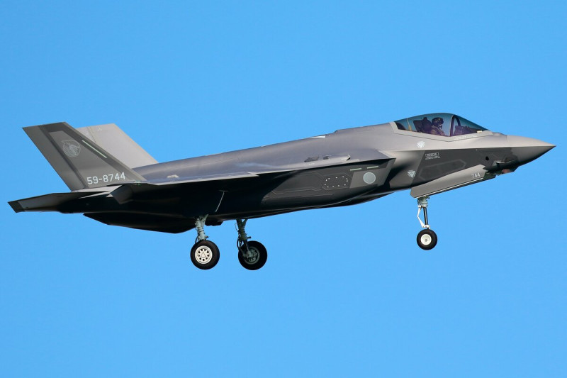 殲-20S 的作戰半徑據稱約為美軍 F-22 與 F-35 的兩倍，使其能執行更深遠的戰略打擊與指揮任務。 圖為F-35。圖:翻攝自X帳號@attend133_3