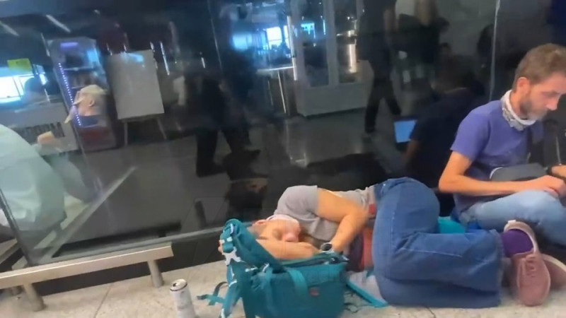 由於普爾科沃機場(Pulkovo Airport)航班大亂,不少人滯留機場,就地休息。 圖:翻攝自 X NEXTA