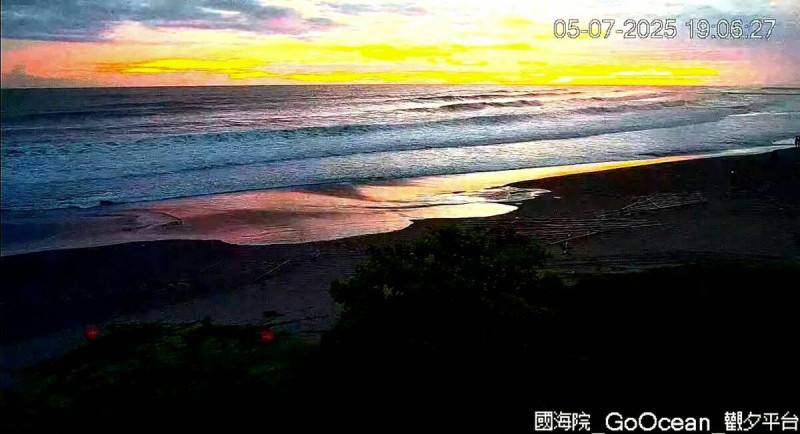 颱風襲台前的7月5日晚間7點6分，西南沿海則出現特別美麗的「金黃霞彩落日」。   圖：取自國家海洋研究院