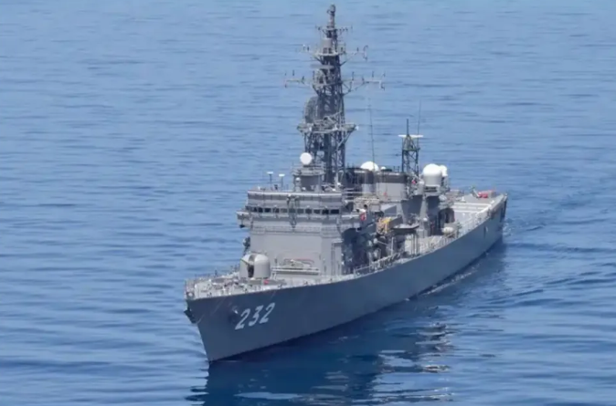 日本計劃向菲律賓出口 6 艘「阿武隈」級二手護衛艦，成為其首次成功輸出二手軍艦的案例，日方希望藉此加強與菲律賓的防衛合作並擴大在南海地區的軍事影響力。   圖:翻攝自騰訊網