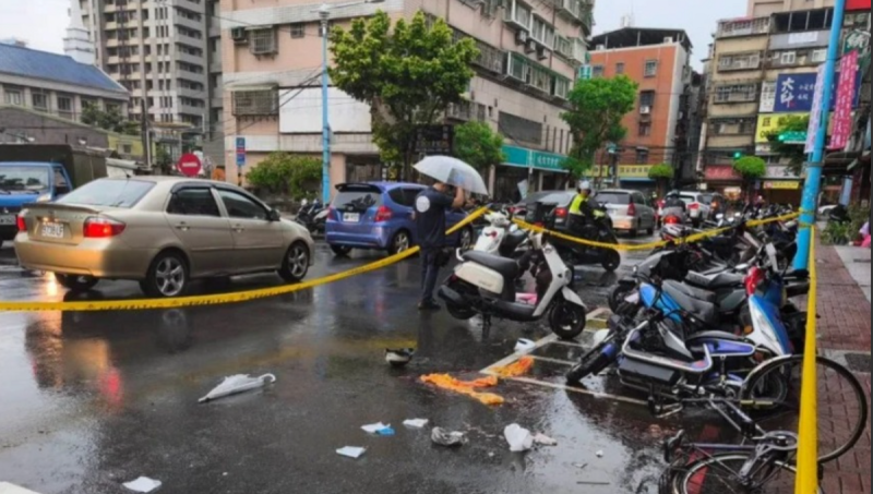 新北市土城區明德路二段7日上午11時發生一起當街殺人案，姐妹共乘機車上街，突遭姐夫持刀砍殺多刀，2人當場失去呼吸心跳，送醫急救後仍不治，警方獲報封鎖現場蒐證。   圖：爆料公社